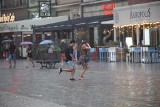Ulewa we Wrocławiu 20.08.2022 r. W sobotnie popołudnie do Wrocławia dotarły prognozowane opady (ZDJĘCIA)
