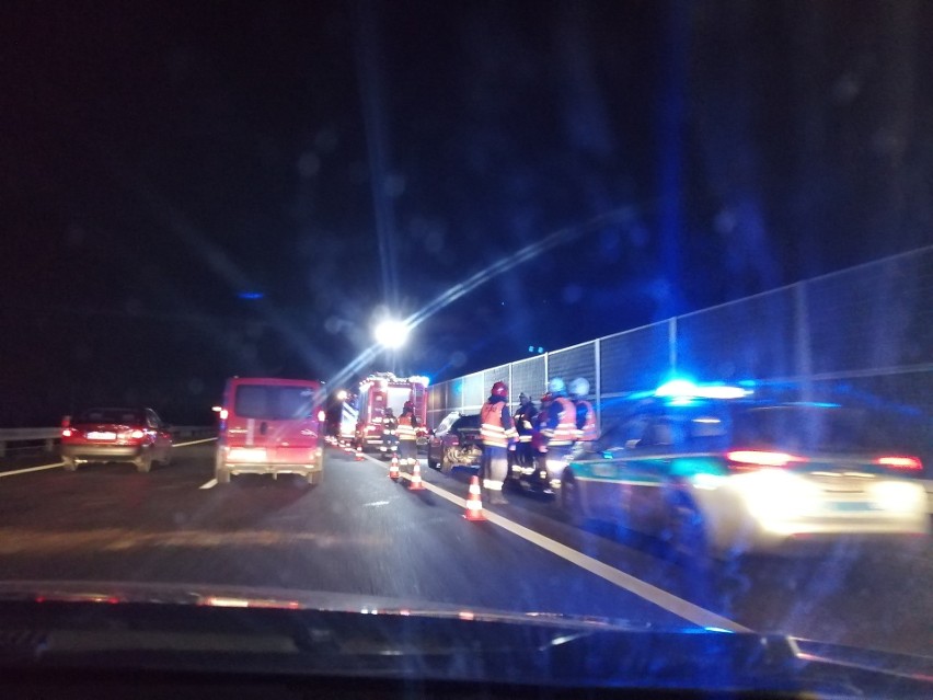 Wypadek na A4 pod Tarnowem. Samochód osobowy uderzył w bariery energochłonne [ZDJĘCIA]