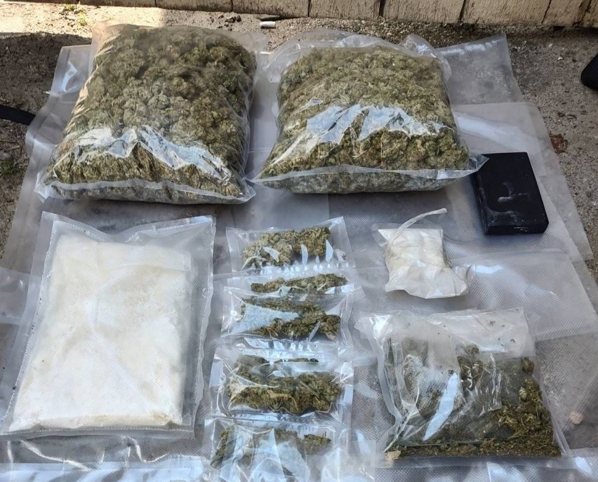Policjanci zabezpieczyli łącznie ponad kilogram marihuany,...