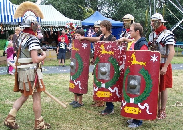 Na festynie rzymscy gladiatorzy uczyli dzieci i młodzież rzymskich komend i walki.  To była zabawa, a podczas kursu samoobrony już na serio kobiety będą uczyły się bronić przed przemocą.