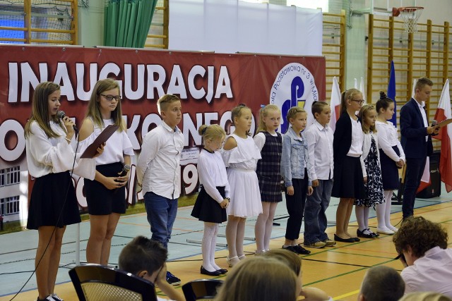 Dzisiaj rozpoczął się nowy rok szkolny. Gościliśmy na inauguracji m.in. w Szkole Podstawowej nr 3 w Miastku. Dyrektor placówki Paweł Biernacki zapowiedział starania o budowę pływalni przy szkole. Szerzej o nowym roku szkolnym, jak i kolejnej inicjatywie dotyczące pływalni w papierowym Głosie Bytowa/Miastka (Głos Pomorza). (ang)