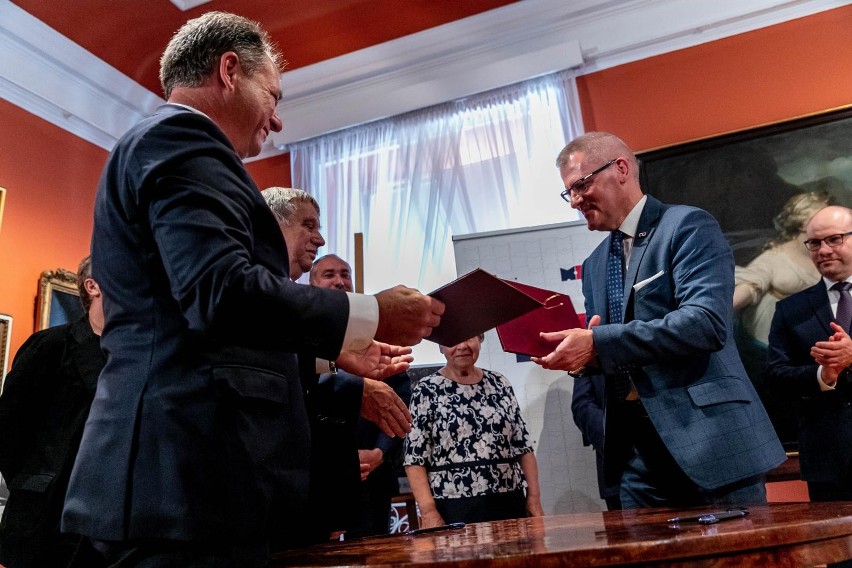 Porozumienie dotyczące utworzenia Muzeum bł. ks. Jerzego Popiełuszki w Okopach podpisane. W uroczystości wziął udział wicepremier Gliński 