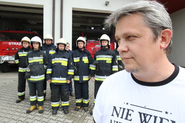 Każdą sekundę z tamtych wydarzeń dokładnie pamięta drugi ranny strażak, 39 – letni Grzegorz Wdowiak z Ochotniczej Straży Pożarnej w Leszczynach, który został trafiony odłamkiem butli w nogę. Mocno wspierają go koledzy z jednostki.