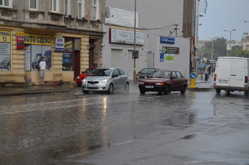 Meteorolodzy ostrzegają przed burzami z gradem. We Wrocławiu już pada (GDZIE JEST BURZA, RADAR)