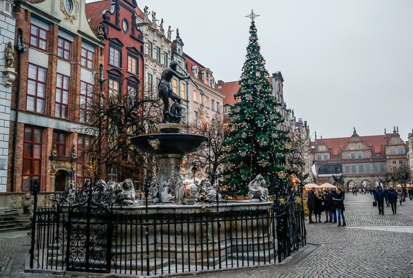 Gdańsk stroi się na święta! Na Długim Targu pojawiają się iluminacje. Przygotowania do Bożego Narodzenia idą pełną parą
