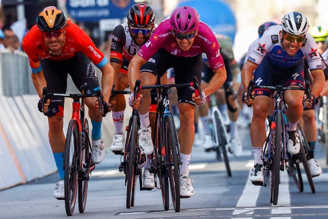 13. etap Giro d'Italia dla Francuza Arnauda Démare'a. Odległe miejsce polskiego kolarza