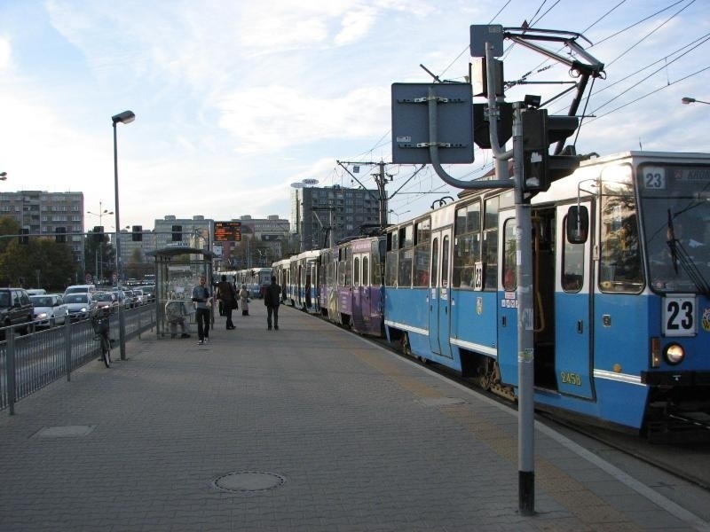 Wrocław: Wypadek na placu Jana Pawła II. Trzy auta blokowały ruch (ZDJĘCIA)