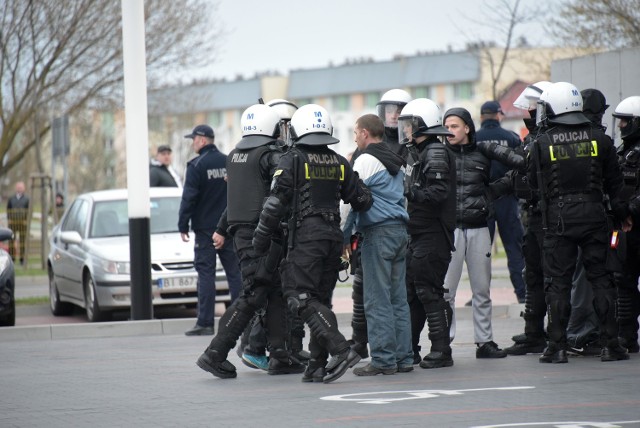 Sprawa ma związek z wydarzeniami z 10 kwietnia tego roku. Na ul. Barszczańskiej i Wrocławskiej (pod komisariatem policji) doszło do zamieszek.