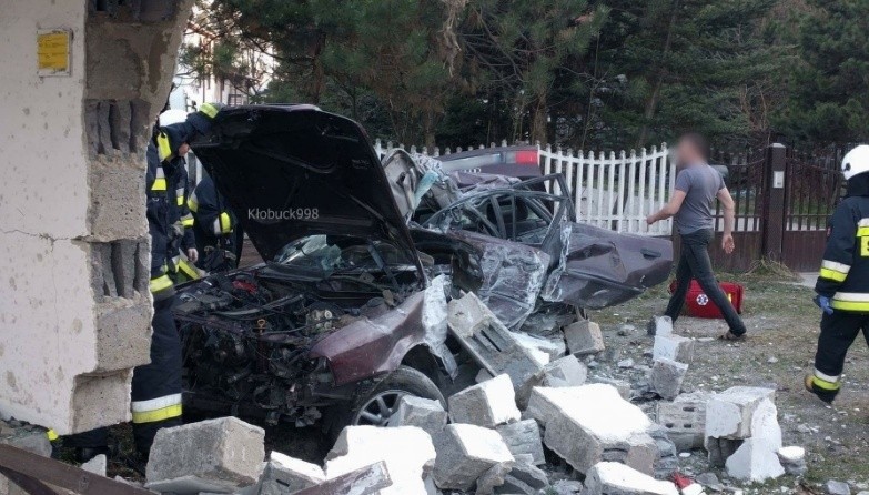 Śmiertelny wypadek w Dębiu. Samochód wjechał w przystanek