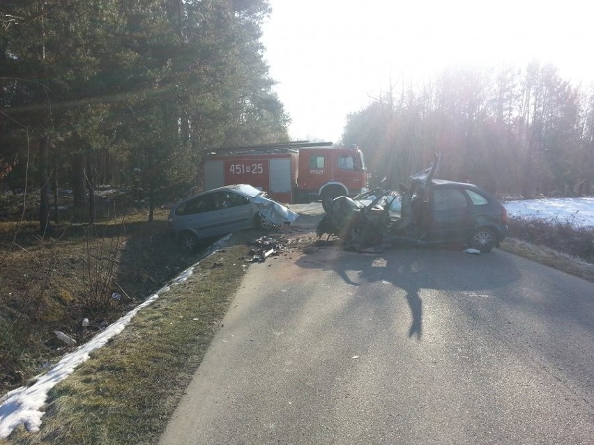 Dwoje rannych po czołowym zderzeniu samochodów osobowych w Cmolasie 