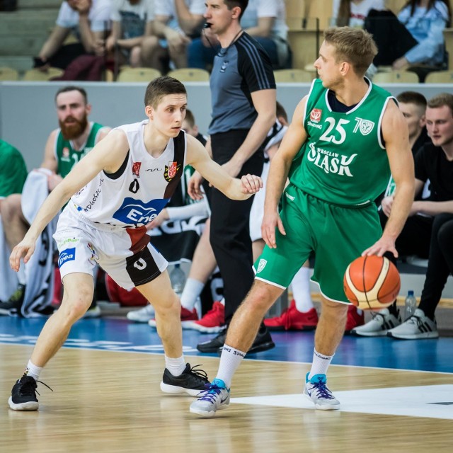 Koszykarze Śląska Wrocław przegrali z Eneą Astorią Bydgoszcz 71:73 w meczu 34. kolejki I ligi koszykarzy, ale do ostatnich momentów spotkania walczyli o korzystny wynik. Tę batalię o miejsce w play-offach uwiecznił nasz fotograf