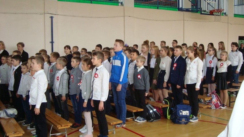 Akcja "Szkoła do hymnu" w Bukowie w gminie Krasocin. Zobacz, jak śpiewali uczniowie [ZDJĘCIA] 