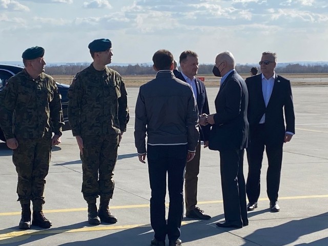Prezydenta USA przywitał szef MON Mariusz Błaszczak