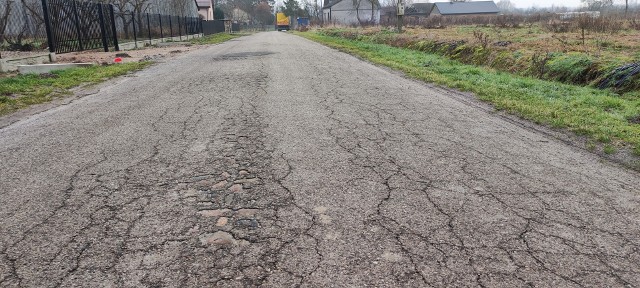 Droga jest w bardzo złym stanie. W tym roku będzie miała nową nawierzchnię, do przebudowy jest 2,1 kilometra traktu relacji Zacharzów - Smardzew w gminie Radzanów.