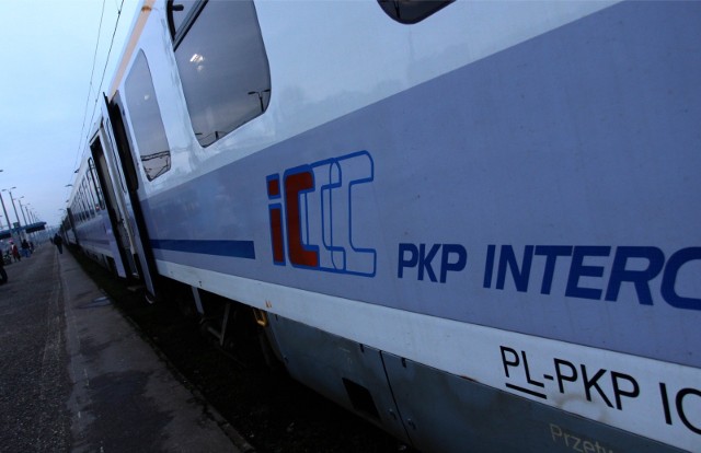 Koparka uderzyła w lokomotywę pociągu Intercity, a inny skład został skierowany na niewłaściwe tory. Zdjęcie ilustracyjne.