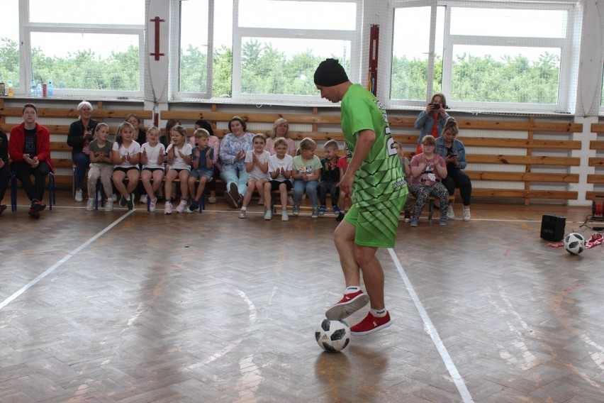 Mistrz świata w freestyle football Paweł Skóra w szkołach gminy Belsk Duży. Dał niesamowity popis. Zobaczcie zdjęcia i film