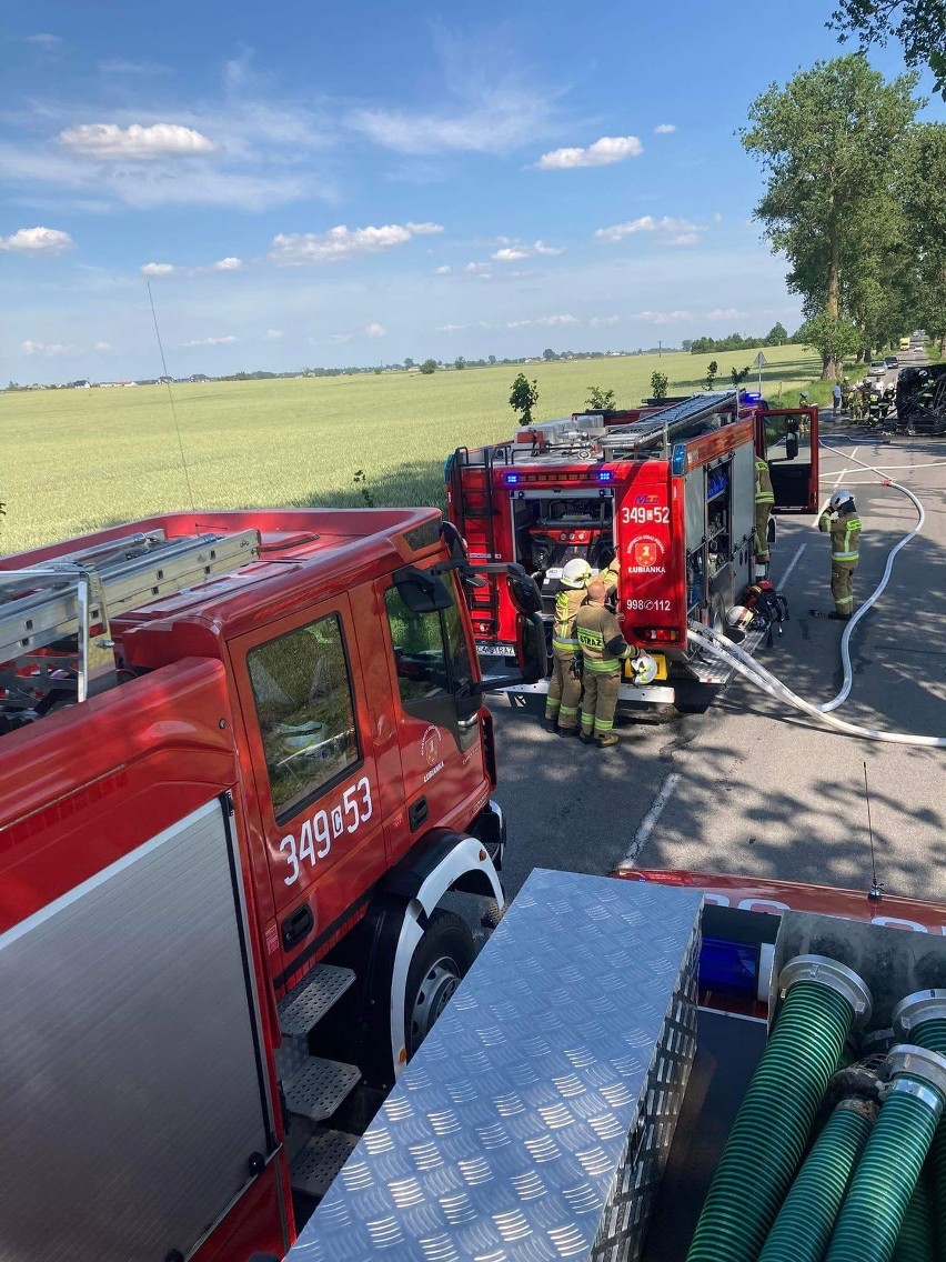 W gminie Łysomice doszczętnie spłonął samochód. Nikt z pasażerów nie odniósł obrażeń ZDJĘCIA