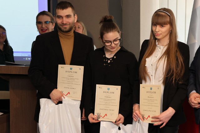 Uczniowie ze szkół w powiecie kieleckim wiedzą dużo o bohaterach Armii Krajowej. Udowodnili to biorąc udział w I Powiatowym Konkursie Wiedzy o Armii Krajowej. Poznajcie laureatów.