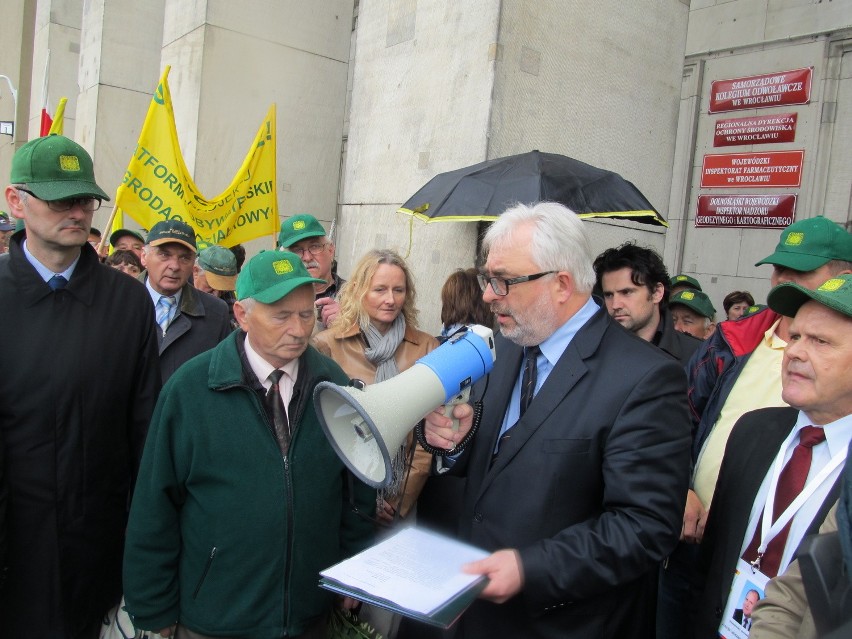 Wrocław: Demonstracja działkowców pod urzędem wojewódzkim (ZDJĘCIA)