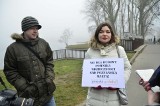 Pomnik Wdzięczności w Poznaniu. Przeciwnicy fotografowali się na Malcie