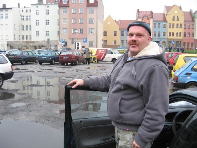 - Na tym parkingu można sobie zniszczyć auto - mówi Jarosław Węglowski.