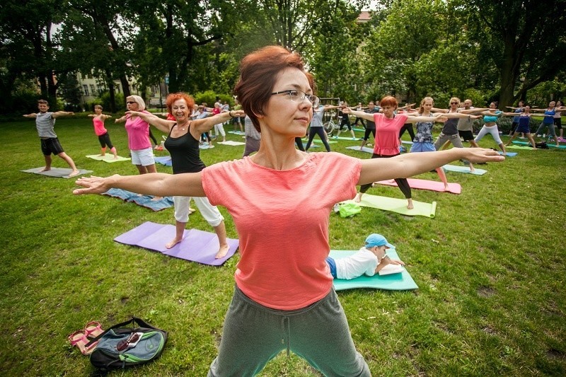Bezpłatne zajęcia z jogi w plenerze w Poleskim Ośrodku Sztuki 
