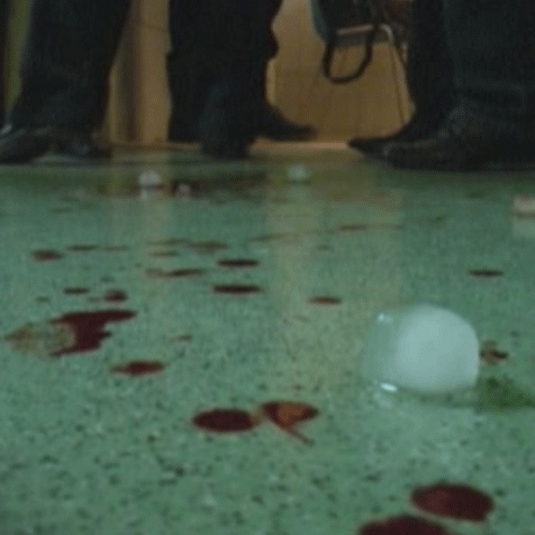 Po sobotniej szarpaninie na podłodze korytarza widać było spore ilości krwi.