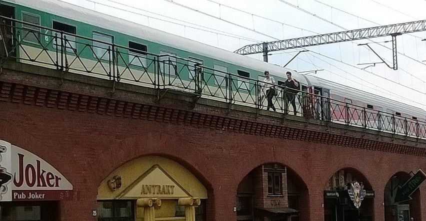Pociąg stanął w centrum Wrocławia. Pasażerowie wracali torami na Dworzec Główny (ZDJĘCIA) 