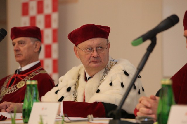 Rektor Włodzimierz Nykiel uważa, że w problemie, jakim jest niż demograficzny, trzeba dostrzec szansę