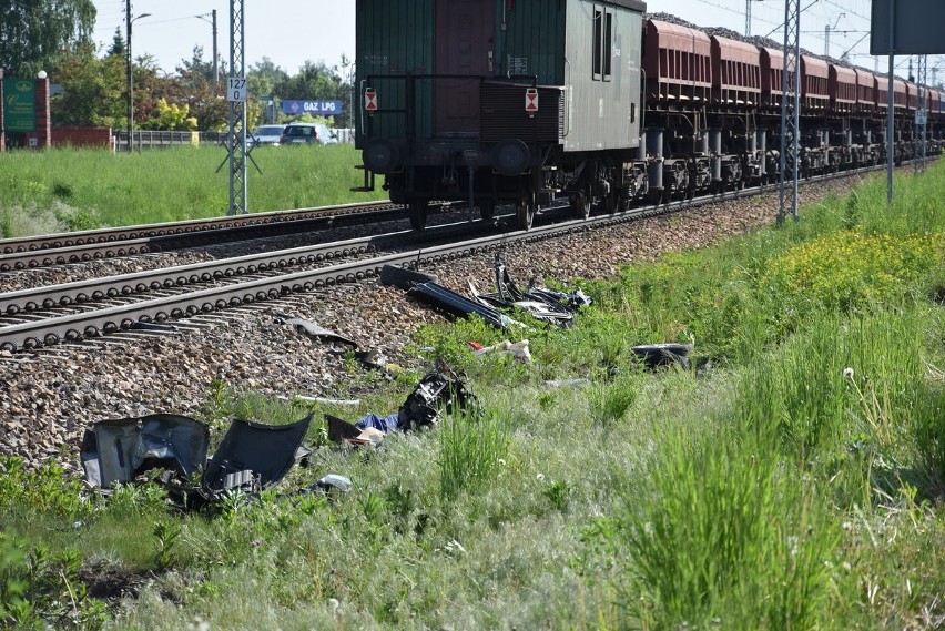 Śmiertelny wypadek na przejeździe kolejowym w Blachowni: samochód wjechał pod pociąg. Kierowca usiłował ominąć szlaban WIDEO+ZDJĘCIA