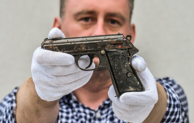 Oto pistolet Walther PP kaliber 7,65 mm znaleziony w bydgoskim Fordonie przy okazji rozbiórki jednego z budynków. Broń prezentuje  Łukasz Skoczek ze Zbiorów Uzbrojenia i Techniki Wojskowej Muzeum Wojsk Lądowych w Bydgoszczy