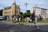 Święto Wojska Polskiego w Nowej Soli. Defilada ułanów zrobiła ogromne wrażenie. Mieszkańcy ustawili się wzdłuż ulic w centrum [ZDJĘCIA]