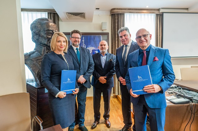 Uniwersytet Technologiczno-Humanistyczny w Radomiu zawarł porozumienie z Radomskim Centrum Onkologii w sprawie kształcenia studentów uczelni.
