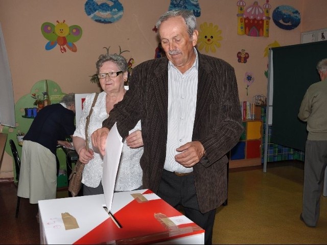 W siedzibie obwodowej komisji nr 7 przy ulicy Ks. Granata w Końskich głosowali m.in. Anna i Edward Dąbrowscy.