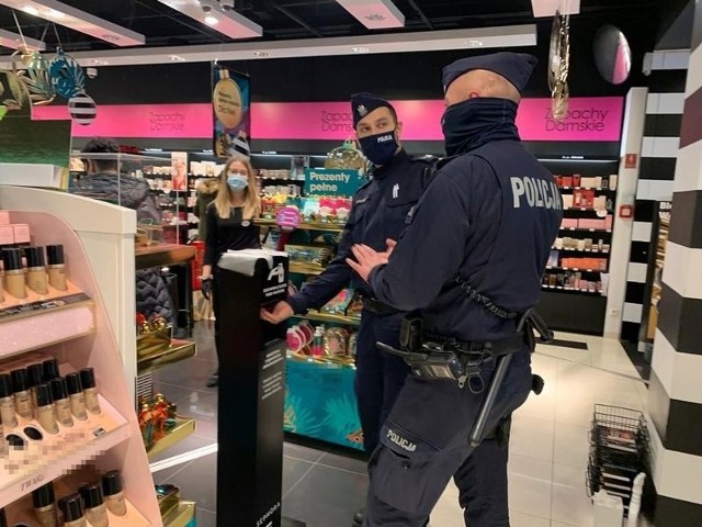 Policjanci kontrolowali, czy klienci placówek handlowych noszą maseczki