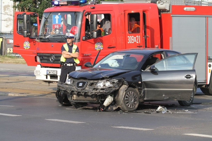 Wrocław: Wypadek seata i forda na Ślężnej. Kierujące trafiły do szpitala (ZDJĘCIA)