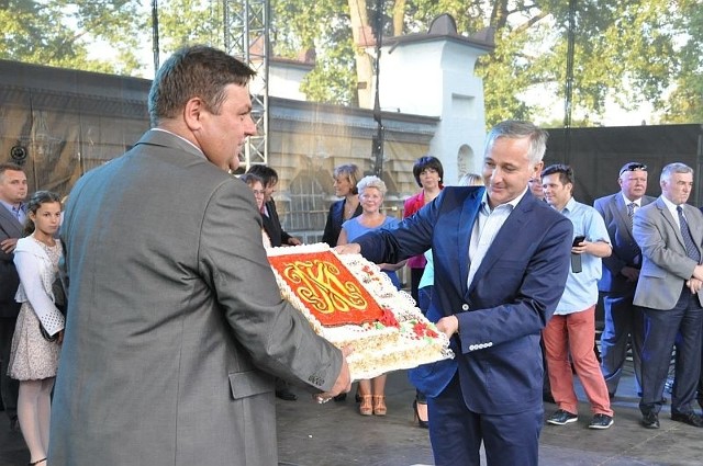 Urodzinowy tort od Edwarda Waligórskiego prezentowali publiczności Burmistrz Michał Cichocki i przewodniczący rady miasta Zbigniew Kowalczyk