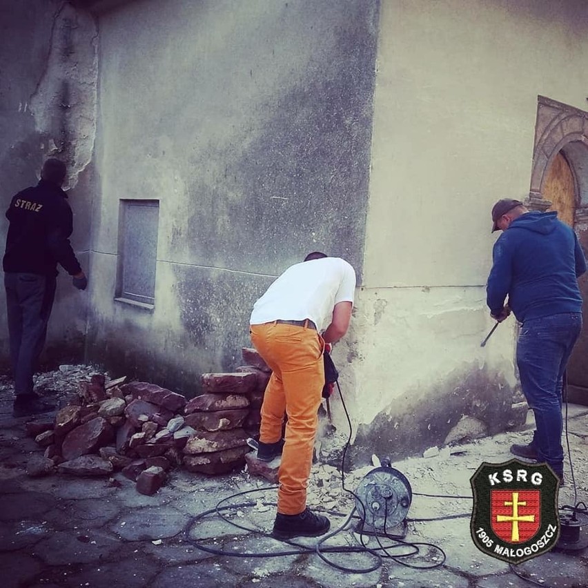 Strażacy z Małogoszcza podjęli się prac remontowych przy...