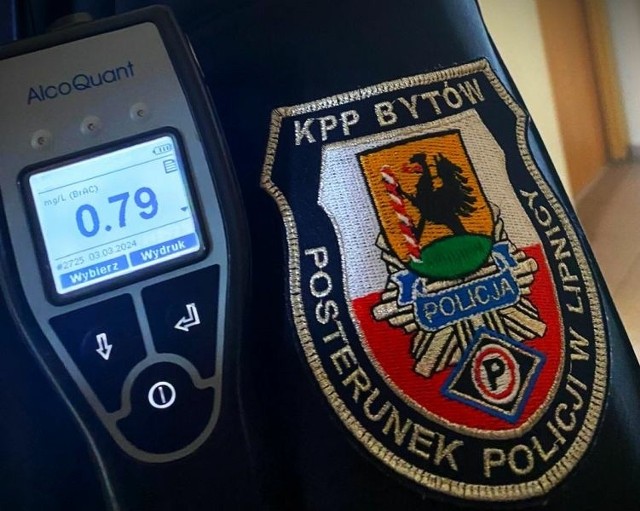 Policjanci zatrzymali wczoraj w gminie Lipnica do kontroli drogowej kierującego samochodem marki Renault. Mundurowi sprawdzili stan trzeźwości 45-latka i okazało się, że w organizmie miał prawie półtora promila alkoholu. Policjanci ustalili, że mężczyznę do 2026 roku obowiązuje sądowy zakaz kierowania pojazdami mechanicznymi.