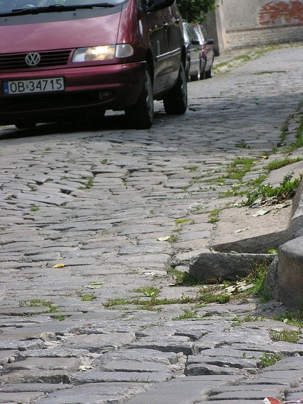 Ulica Kapucyńska nie różni się dziś wiele od zamkniętej ulicy Reja. Na jej remont nie ma jednak w najbliższym czasie szans.