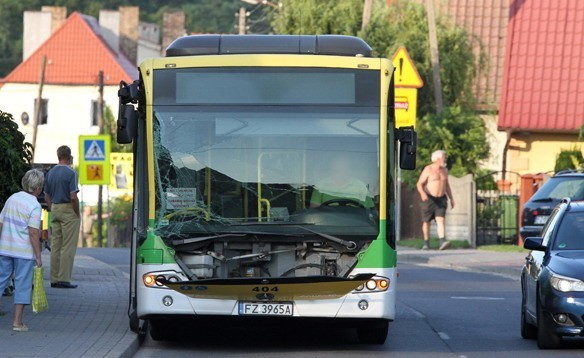 W Starym Kisielinie doszło do kolizji autobusu z samochodem dostawczym.