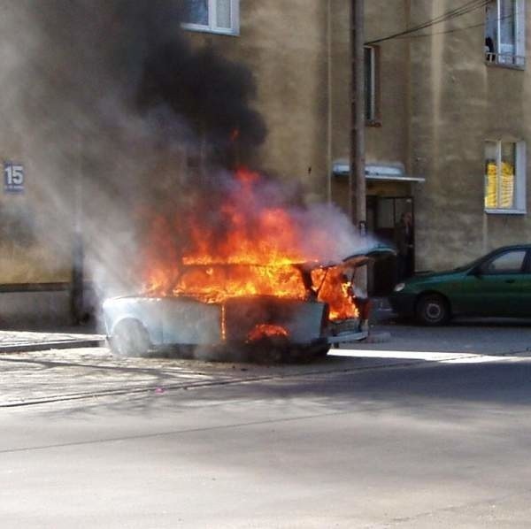 Stalowa Wola > Spłonął "trabant" na ulicy 1-go Sierpnia  