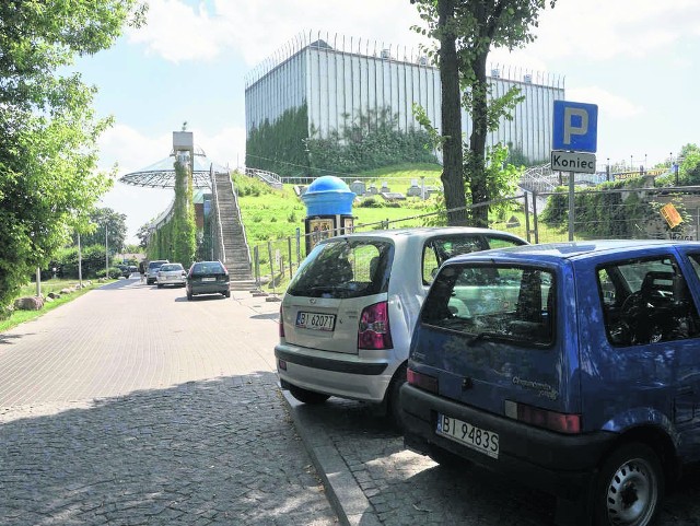 Dziś przy operze brakuje miejsc parkingowych. Te planowane mają powstać od strony ul. Kijowskiej w miejscu budynków gospodarczych.