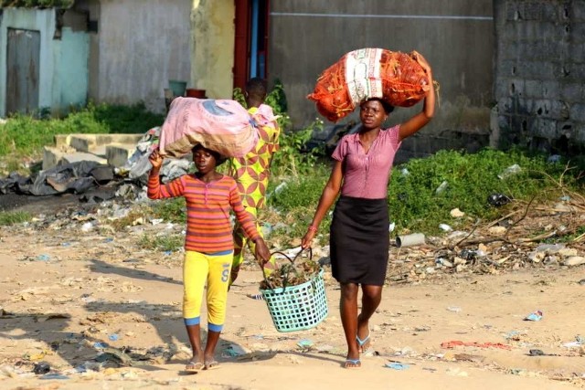 Adopcja na odległość umożliwia dzieciom w Tanzanii i na Wybrzeżu Kości Słoniowej ukończenie szkoły i zdobycie zawodu