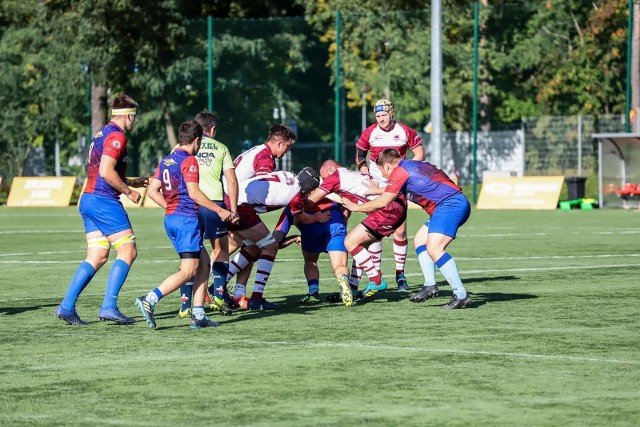 Białostoccy rugbyści (biało-czerwone stroje) nie mają dobrego startu rundy wiosennej