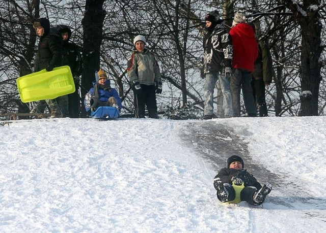 Po lekcjach górka w parku im. Tołpy przy ul. Nowowiejskiej zapełnia się amatorami zjazdów