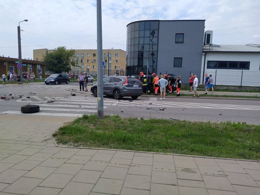 Białystok. Wypadek z udziałem trzech aut na skrzyżowaniu ulic Plażowa i Dojnowska. Dwie osoby poszkodowane [ZDJĘCIA]