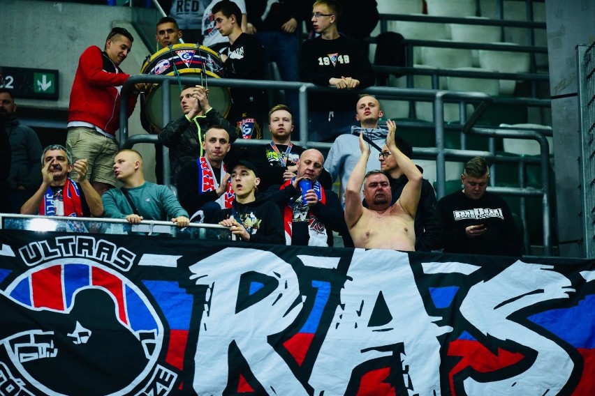 Kibice Górnika Zabrze dopingują swój klub na meczu z Legią...