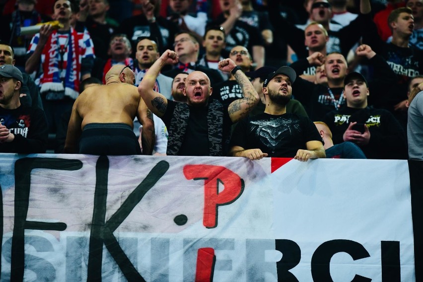 Kibice Górnika Zabrze dopingują swój klub na meczu z Legią...