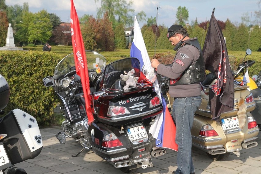 Nocne Wilki jednak we Wrocławiu. Motocykliści złożyli kwiaty na Cmentarzu Żołnierzy Radzieckich